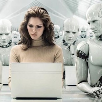 Image représentant une femme travaillant sur un ordinateur, autour d'elle des robots humanoïdes travaillent également sur ordinateurs